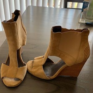 Vintage Y2K BcbgMaxAzria wedge heels 7.5